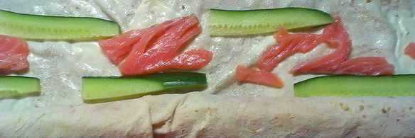 рулет из лаваша с семгой и огурцом