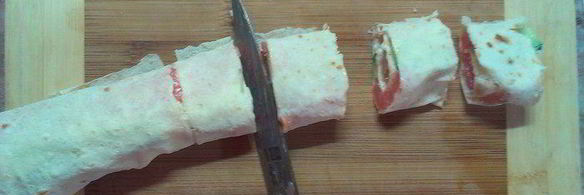 рулет из лаваша с семгой и огурцом