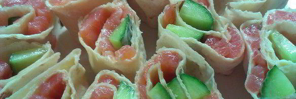 рулет из лаваша с семгой и огурцом