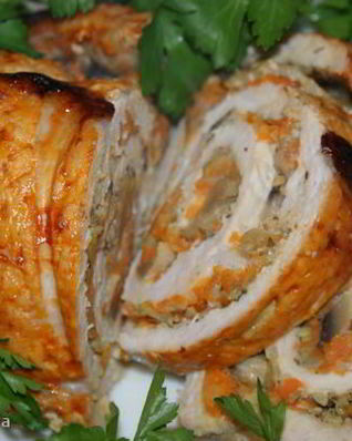 Рулет из свинины с морковью и грибами