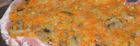 рулет из свинины с морковью и грибами