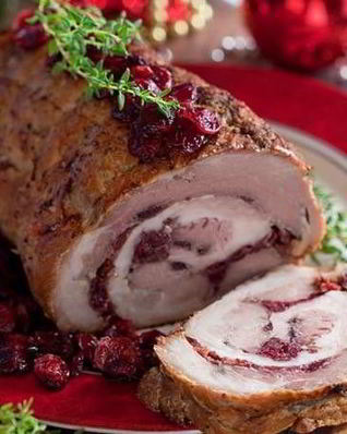 Рулет из свинины с вяленой клюквой и тимьяном