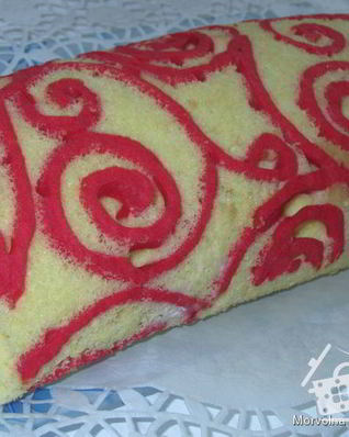 Рулет с декоративным украшением