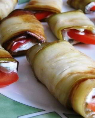 Рулетики из баклажанов с помидорами