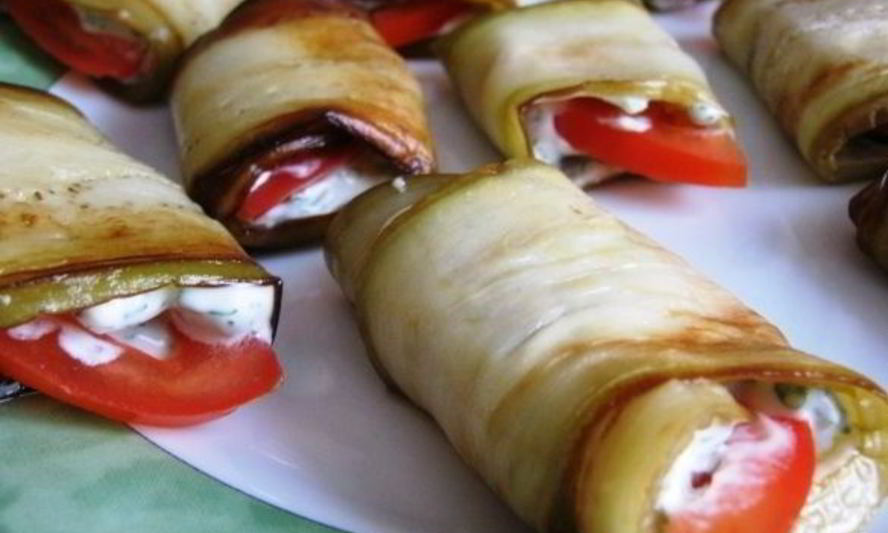 Рецепт рулетиков из баклажанов с помидорами