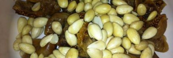 рулетики из свинины с инжиром и миндалем