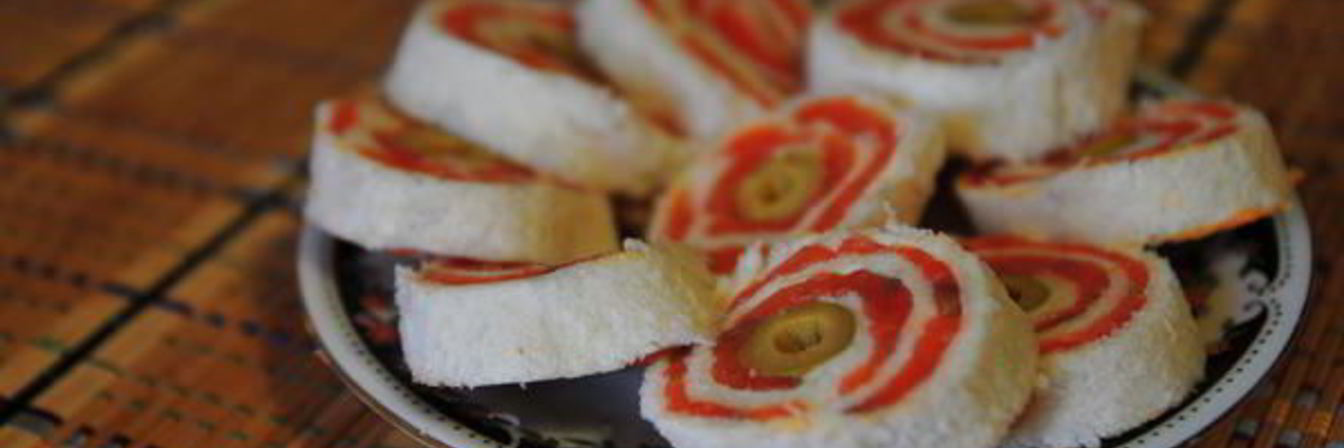 Рулетики со слабосоленой форелью