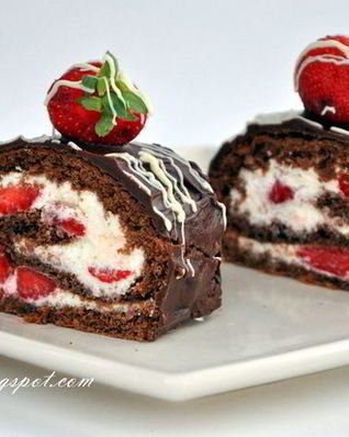 Шоколадный рулет с клубникой