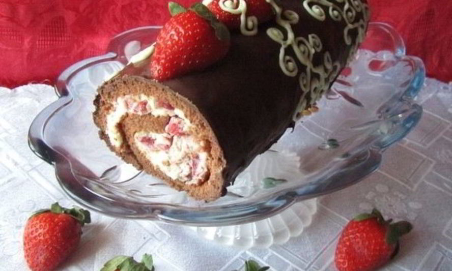 Рецепт шоколадного рулета с маскарпоне и клубникой