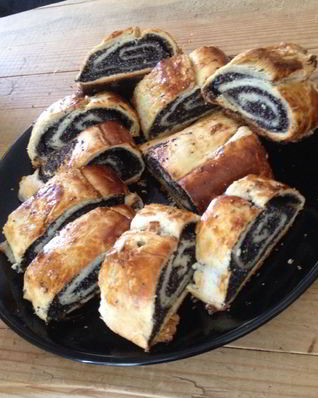 Слоеный рулет с маковой начинкой