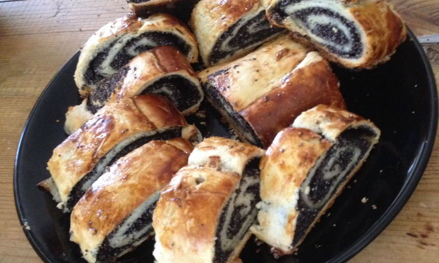 Рецепт слоеного рулета с маковой начинкой