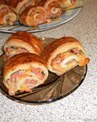 Слойки-рулетики с зеленью, ветчиной и сыром