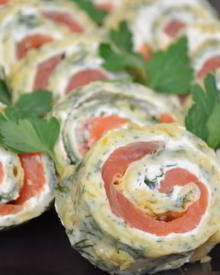 Яично-сырный рулет с красной рыбой