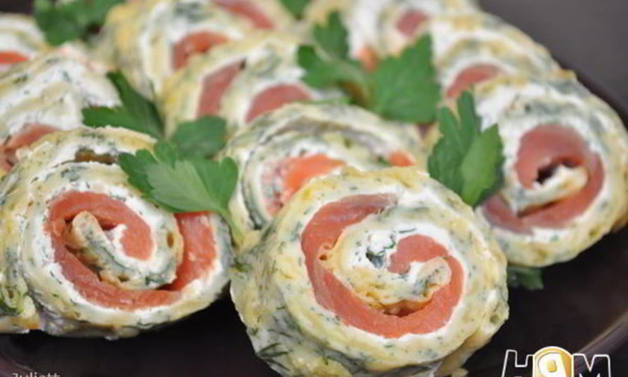 Рецепт яично-сырного рулет с красной рыбой