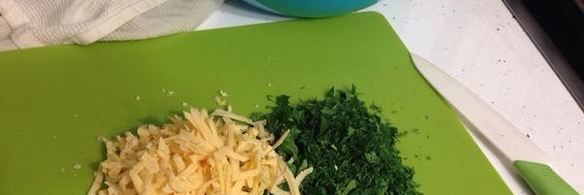 яично-сырный рулет с красной рыбой