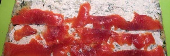 яично-сырный рулет с красной рыбой