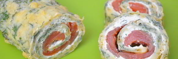 яично-сырный рулет с красной рыбой