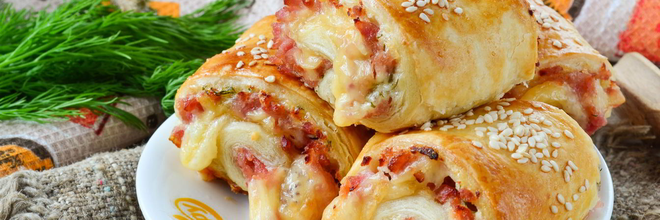 Закусочные слойки-рулетики