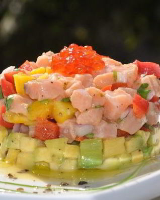 Севиче из красной рыбы, авокадо и манго