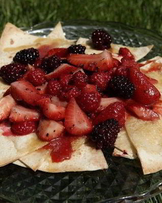 Сладкая тортилья с клубникой, малиной и ежевикой