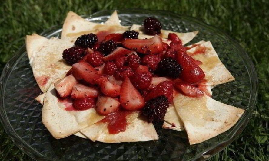 Рецепт сладкой тортильи с клубникой, малиной и ежевикой