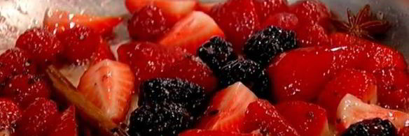 сладкая тортилья с клубникой, малиной и ежевикой