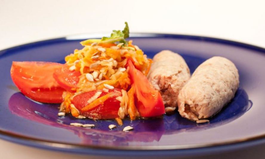 Рецепт сосисок в стиле лайт с салатом из кольраби