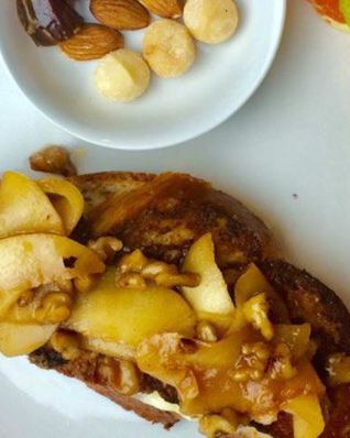 Французские жареные сэндвичи с сыром Филадельфия и зелеными яблоками