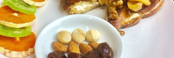 французские жареные сэндвичи с сыром филадельфия и зелеными яблоками