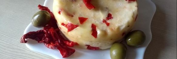 сыр качотта с вялеными помидорами