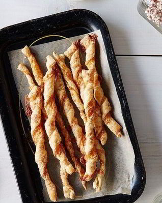 Сырные палочки из слоеного теста