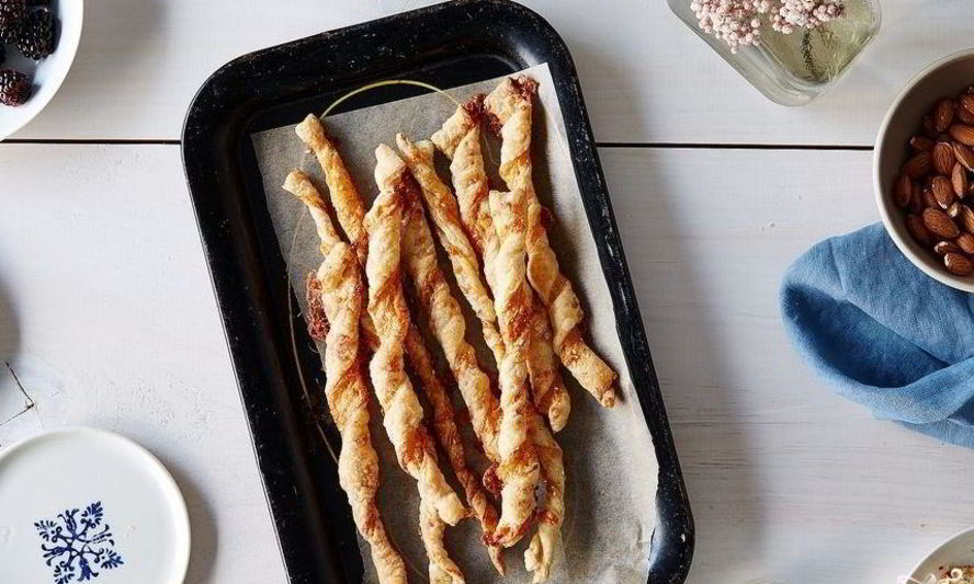 Рецепт сырных палочек из слоеного теста