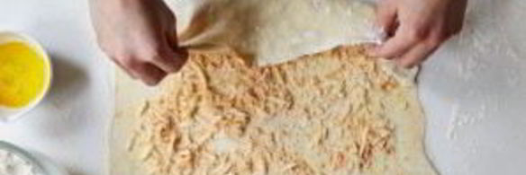 сырные палочки из слоеного теста