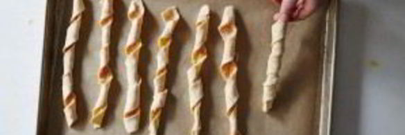 сырные палочки из слоеного теста