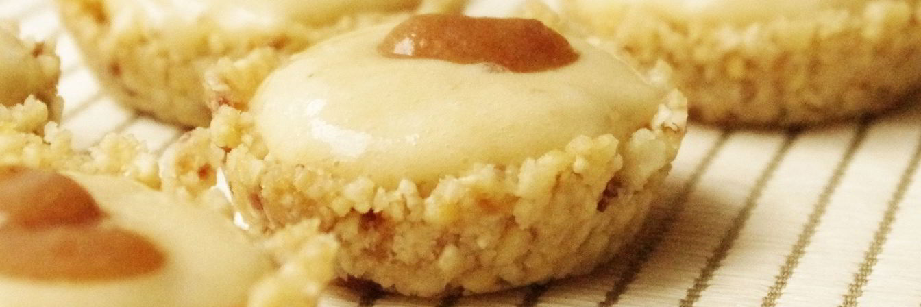 Тарталетки из кешью, банана и фиников