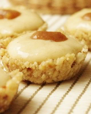 Тарталетки из кешью, банана и фиников