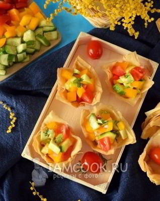 Тарталетки из теста фило с салатом