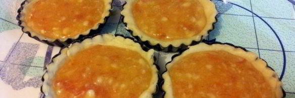 тарталетки с абрикосовым джемом и бананом