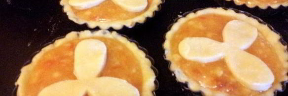 тарталетки с абрикосовым джемом и бананом