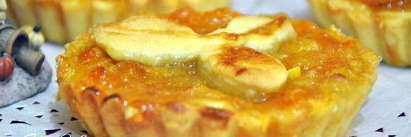 тарталетки с абрикосовым джемом и бананом