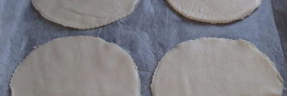 тарталетки с баклажанами и сыром бри