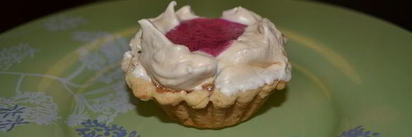 тарталетки с безе и черной смородиной