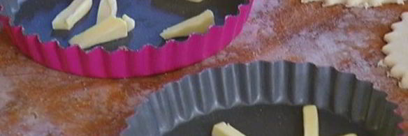 тарталетки с грушами и красной смородиной