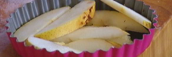 тарталетки с грушами и красной смородиной