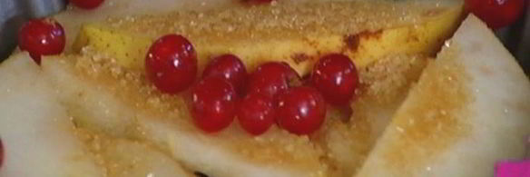 тарталетки с грушами и красной смородиной