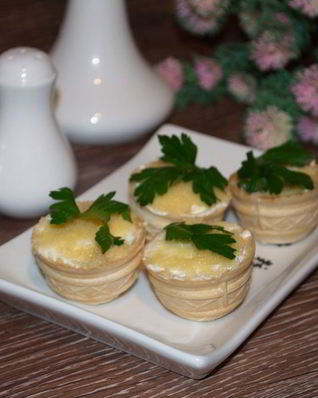 Тарталетки с икрой и сливочным сыром