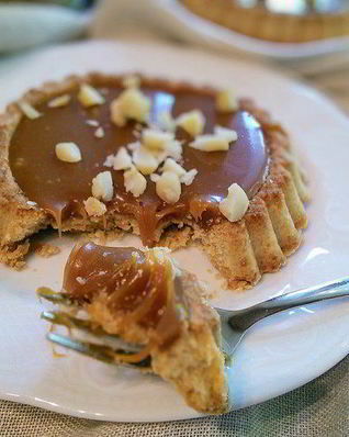 Тарталетки с карамельным соусом и макадамией