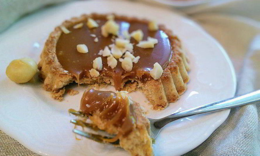 Рецепт тарталеток с карамельным соусом и макадамией