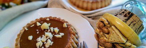 тарталетки с карамельным соусом и макадамией