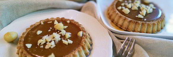 тарталетки с карамельным соусом и макадамией